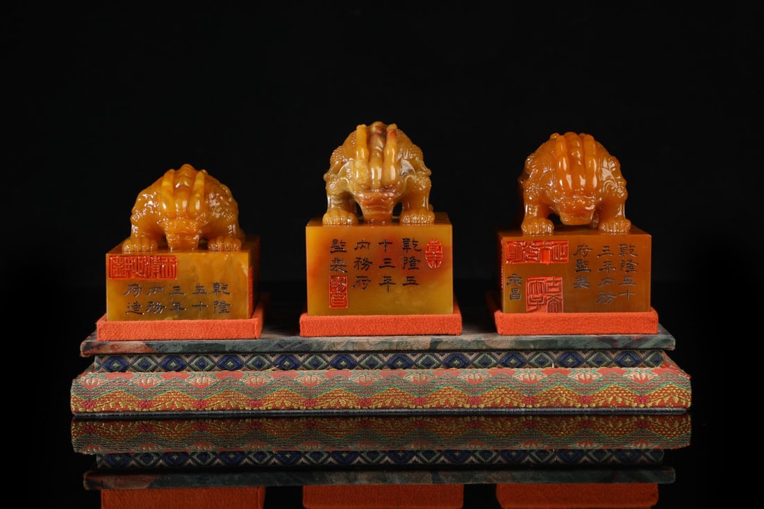 A set of exquisite Shoushan Shitian Yellow three-sided knob seals: Exquisite Shoushan Shitian Yellow Three-Knob Seal Size:9x7x7 cmW: 1.972 kg (The Dimensions Of All Batches Are Manually Measured.If You Need More Detailed Information, Please Contact Our Customer Servi