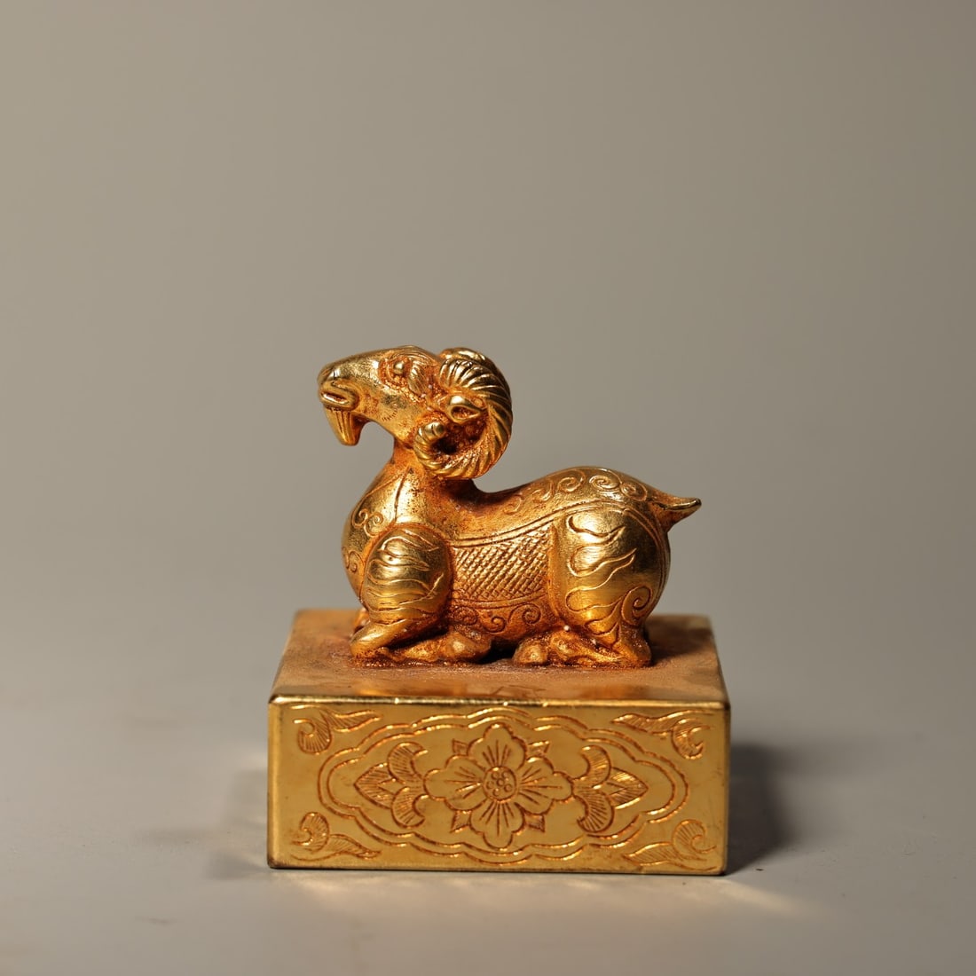 A fine pure copper high-relief engraved gilt sheep seal: Exquisite pure copper high-relief engraved gilt sheep seal Size: H: 6.5 cmW: 5.4 cm W: 0.65 kg (The Dimensions Of All Batches Are Manually Measured.If You Need More Detailed Information, Please Contac