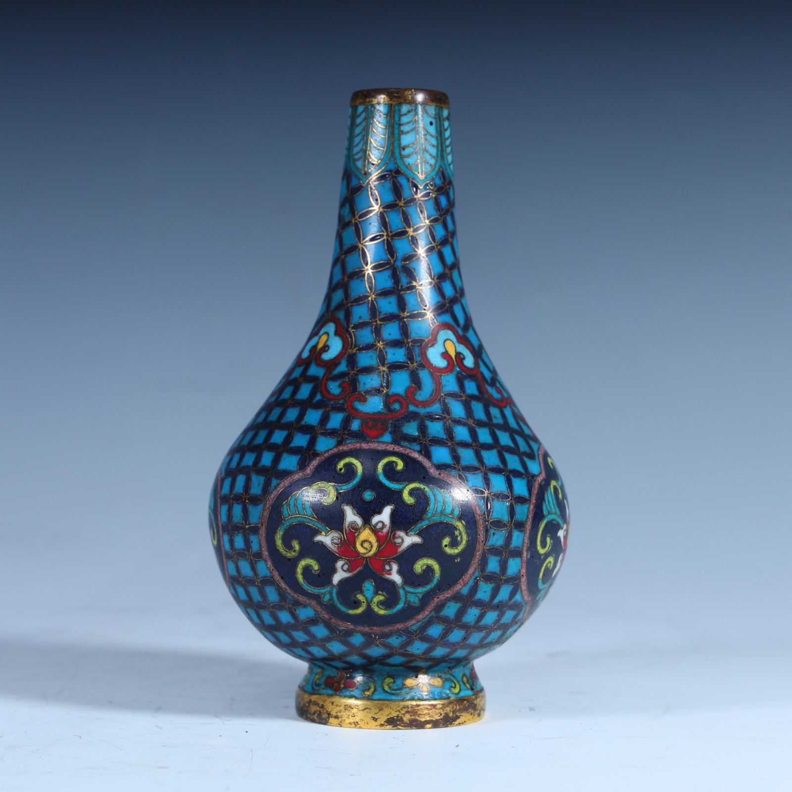 A Qing Dynasty cloisonne enamel appreciation vase with stacked coin patterns: A Qing dynasty cloisonne enamel appreciation vase with stacked coins Size:H:15cm L: 8cm W:8cm W:325.7g (The Dimensions Of All Batches Are Manually Measured.If You Need More Detailed Information, Pleas