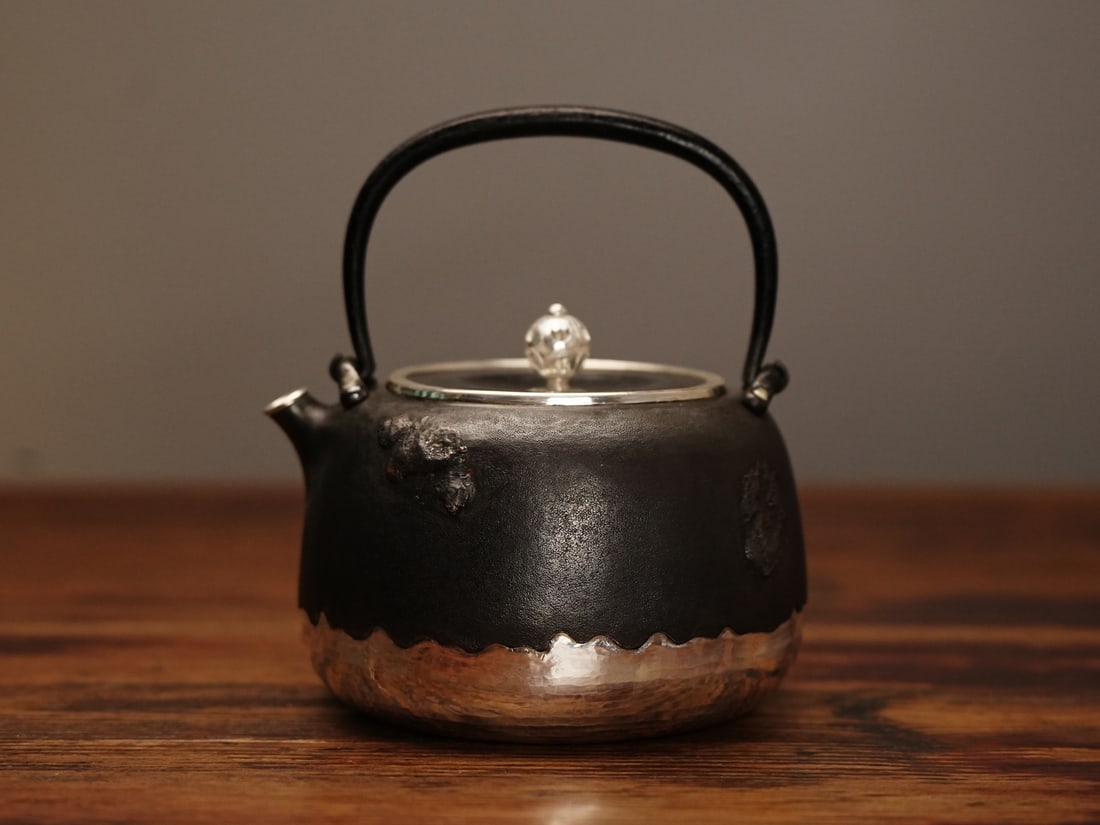 A fine piece of iron-clad silverware: Exquisite iron-clad silverware Size:D:16cmH:16cm W: 0.761 kg (The Dimensions Of All Batches Are Manually Measured.If You Need More Detailed Information, Please Contact Our Customer Service Before Bidd