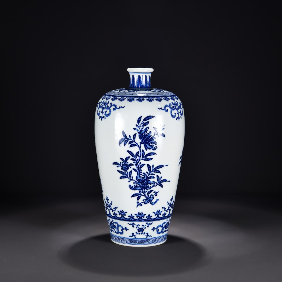 A blue-and-white plum vase with three plum blossoms and broken branches made during the Qianlong: A blue-and-white plum vase with three more branches and broken branches, made during the Qianlong period of the Qing Dynasty Size: H: 41cmD:21cm (The Dimensions Of All Batches Are Manually Measured.If