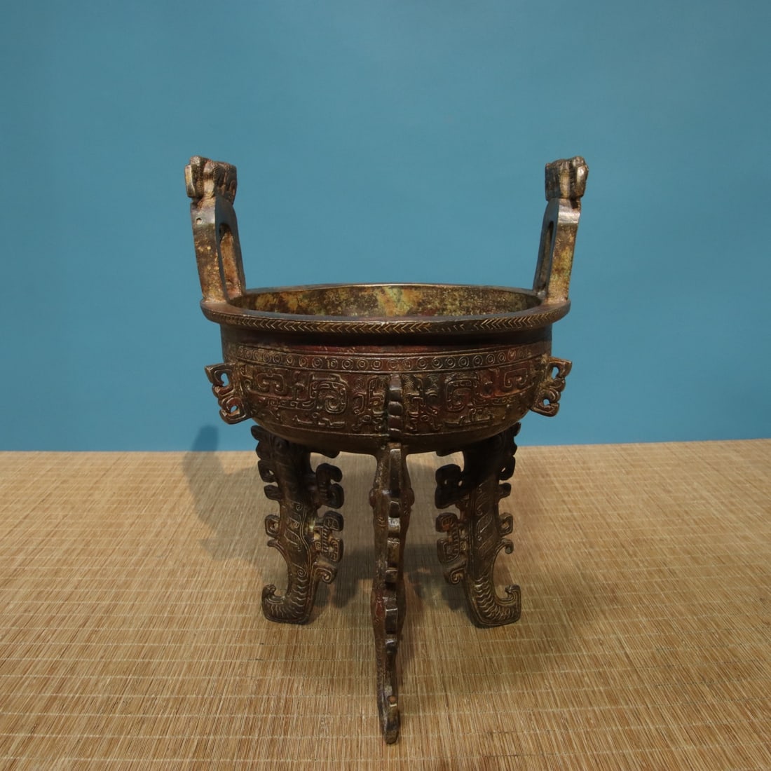 A finely crafted bronze Double Tiger Cauldron: Exquisite bronze double-tiger cauldron Size: L: 22cm W:20.5cm H:30cm W: 3 kg (The Dimensions Of All Batches Are Manually Measured.If You Need More Detailed Information, Please Contact Our Customer Ser