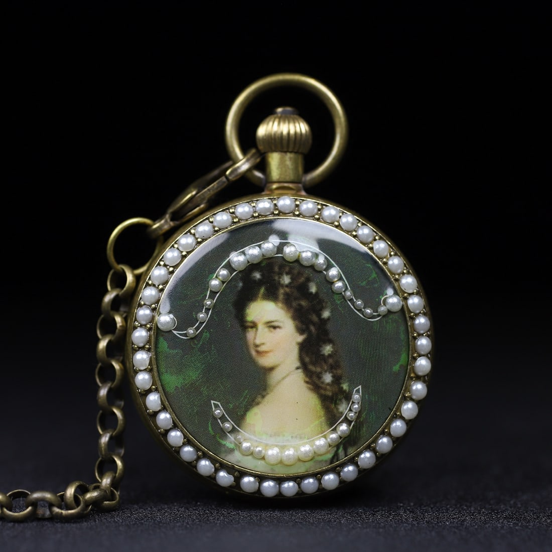 A beautiful European Western pictorial pocket watch: Exquisite European Western pictorial pocket watch Size: D:5cm (The Dimensions Of All Batches Are Manually Measured.If You Need More Detailed Information, Please Contact Our Customer Service Before Bid