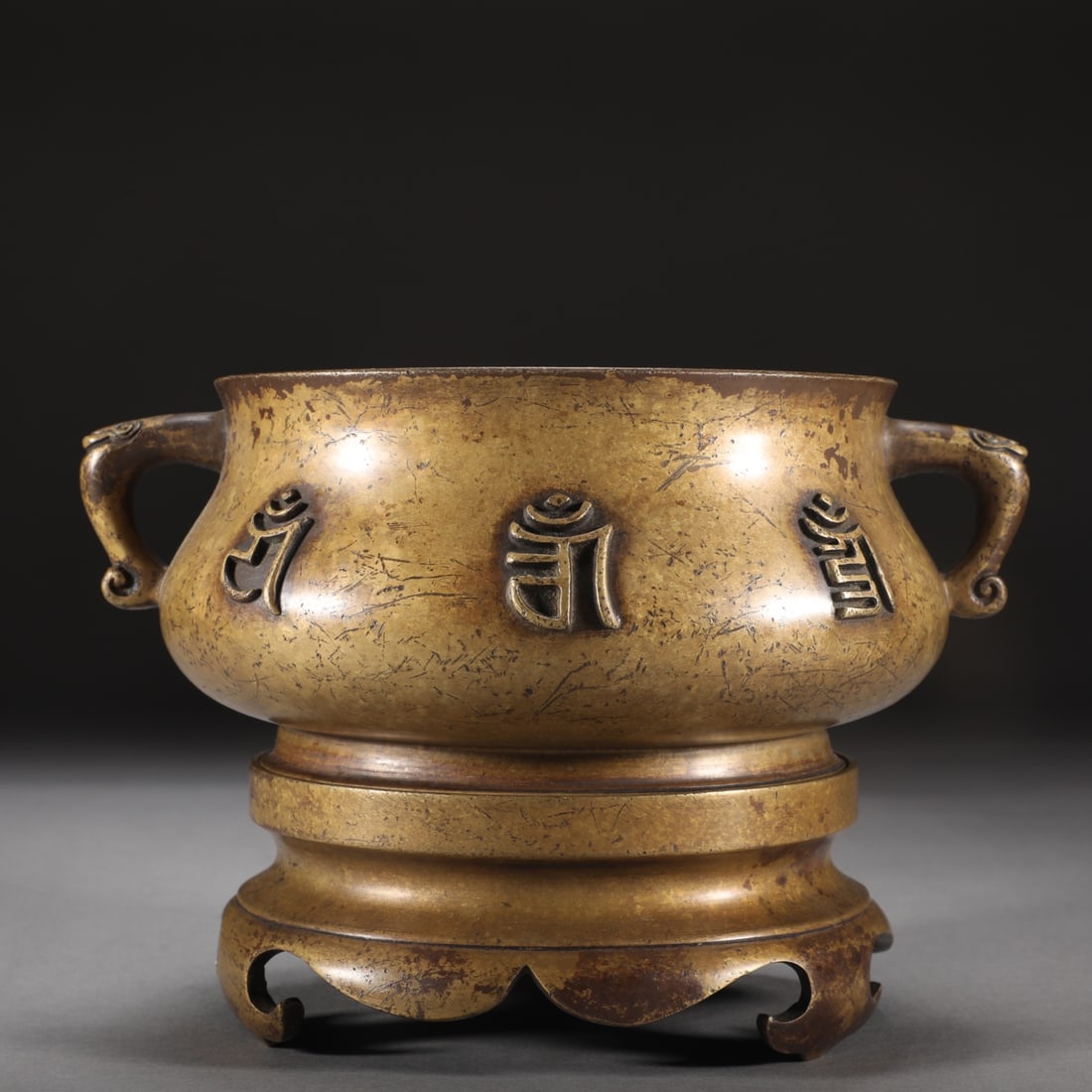 A Ming Dynasty finely cast bronze-inlaid six-character mantra ruyi burner with ear fittings (1 of 8)