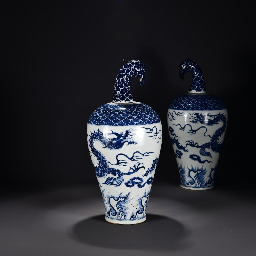 A Yuan Dynasty blue-and-white plum vase with cloud and dragon motifs and phoenix heads: A Yuan dynasty blue-and-white cloud-dragon phoenix-head plum vase Size: H: 51cmD:22cm (The Dimensions Of All Batches Are Manually Measured.If You Need More Detailed Information, Please Contact Our Cus