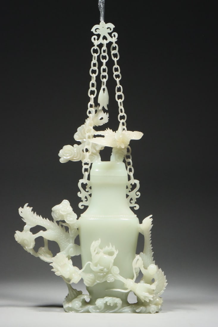 A beautiful Hetian jade relief bottle with auspicious clouds and dragon chains (1 of 8)