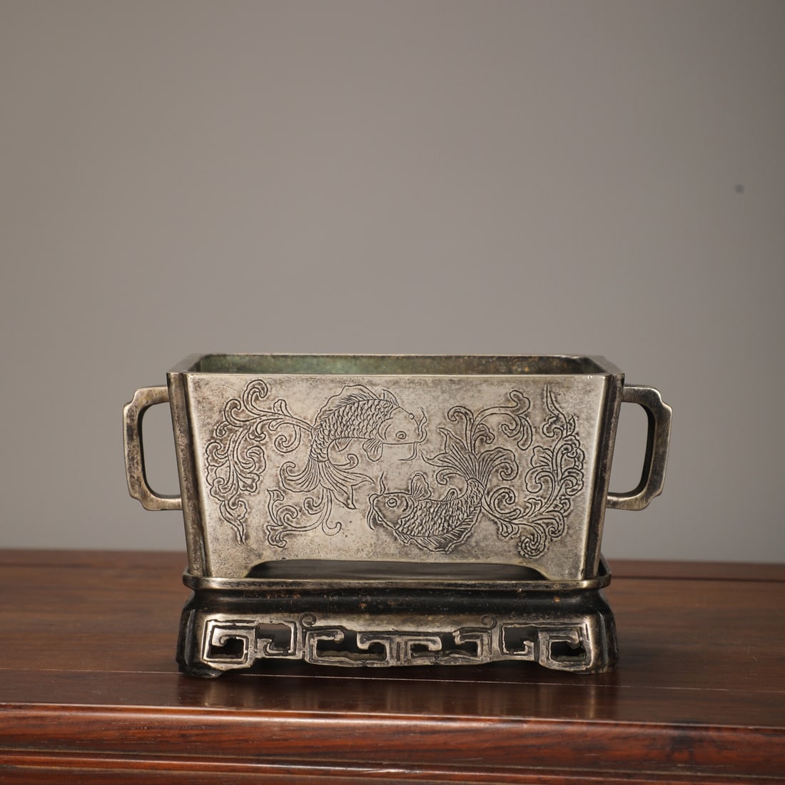 A Ming Dynasty finely cast bronze-bodied silver fish and algae pattern ruyi'er horse trough burner: A Ming dynasty finely cast bronze-bodied silver-patterned Ruyi'er horse manger burner Size: H:5.6cm Calibre: 12.3x9.7cm Ear distance: 16.2cm W: 1.5 kg (The Dimensions Of All Batches Are Manually Measu