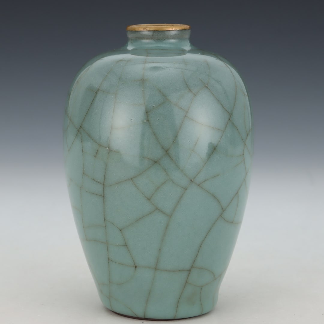 A powder-green glazed plum vase from the official kiln of the Song Dynasty (1 of 8)