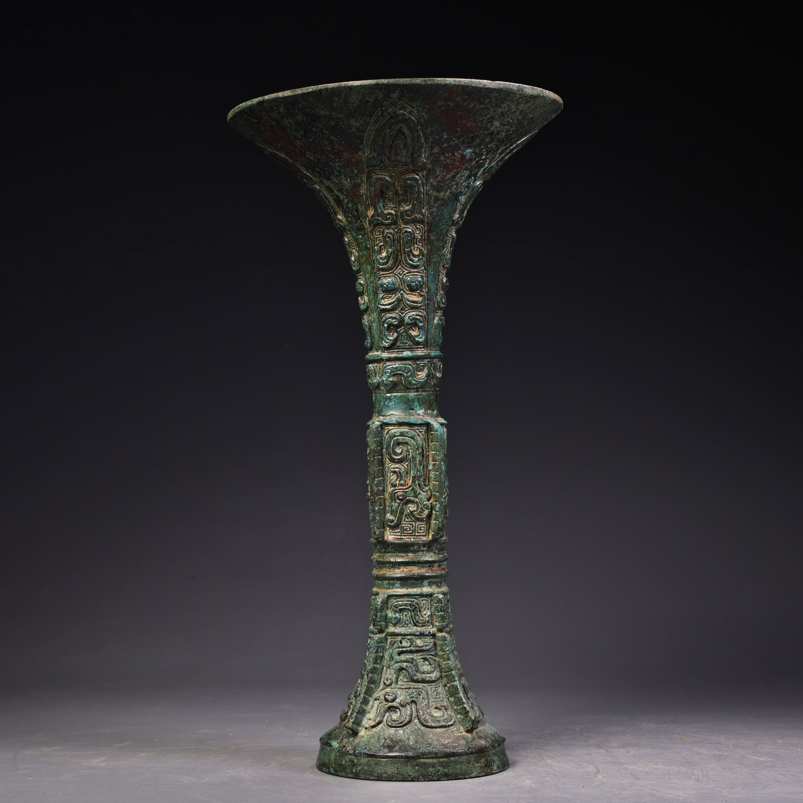 A fine bronze vessel with floral goblets and bronze goblets: Exquisite bronze flower goblet bronze jia Size: H: 28 cmW: 14.5 cm W: 1.1 kg (The Dimensions Of All Batches Are Manually Measured.If You Need More Detailed Information, Please Contact Our Customer Ser