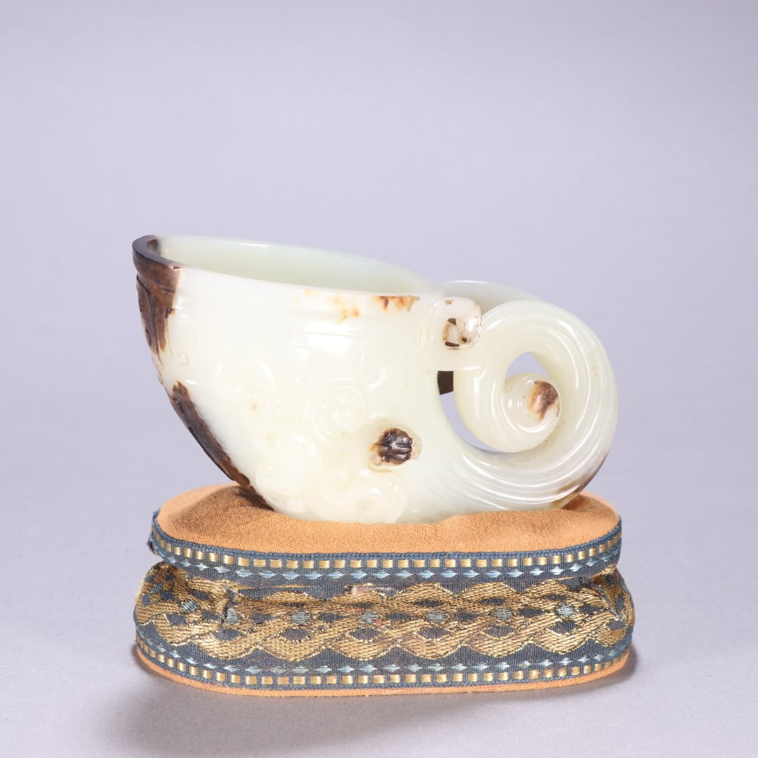 A beautiful Hetian jade cup with dragon patterns: Exquisite Hetian jade cup with dragon patterns Size: H: 5.2cm W: 11.2cm W: 0.1823 kg (The Dimensions Of All Batches Are Manually Measured.If You Need More Detailed Information, Please Contact Our Cust