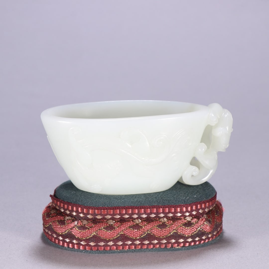 A Qing Dynasty Hetian jade cup with a high-relief chi dragon pattern: A Qing Dynasty Hetian jade cup with high relief carved chi dragon patterns Size: H: 4.3cm W: 9.3cm W: 0.1375 kg (The Dimensions Of All Batches Are Manually Measured.If You Need More Detailed Informati