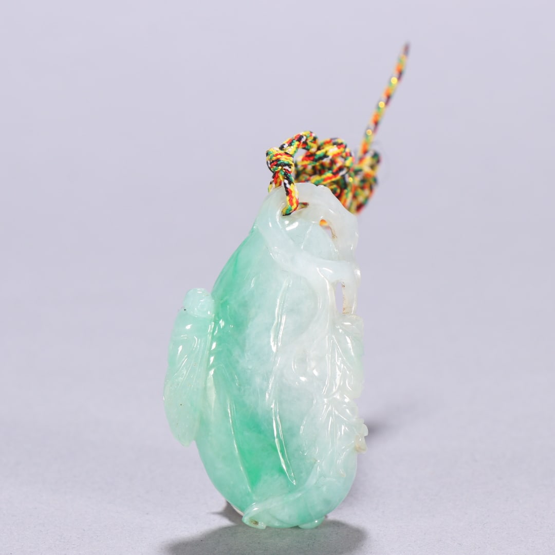 A Qing Dynasty jadeite carved gourd: A Qing Dynasty jadeite carved gourd carving Size: H: 5.2cm W: 2.9cm W: 0.0381 kg (The Dimensions Of All Batches Are Manually Measured.If You Need More Detailed Information, Please Contact Our Customer
