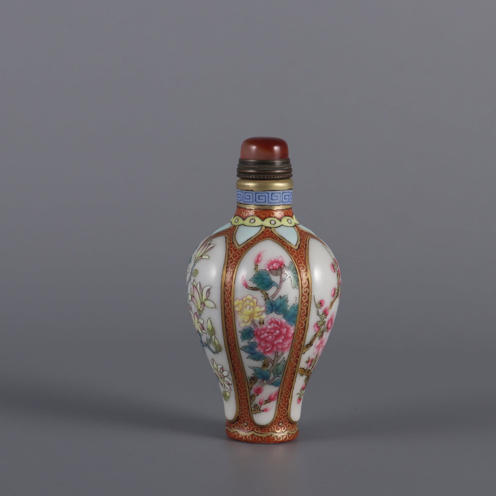 A snuff bottle made during the Yongzheng period of the Qing Dynasty, featuring red alum and gilded (1 of 8)