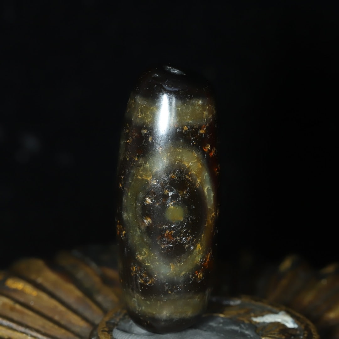 A beautifully crafted oil-soaked heaven and earth dzi bead: Exquisite oil-soaked heaven and earth beads Size:37x14mm W: 0.012 kg (The Dimensions Of All Batches Are Manually Measured.If You Need More Detailed Information, Please Contact Our Customer Service Bef