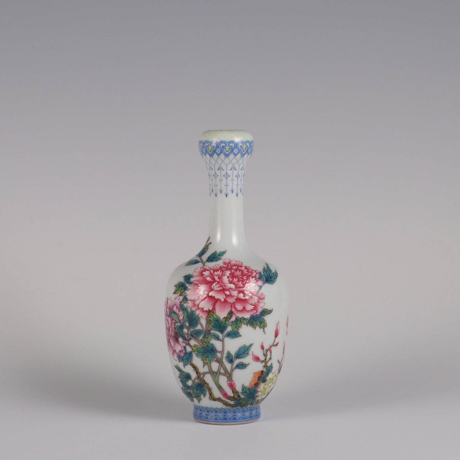 A garlic-head vase with enamel peony patterns made during the Yongzheng period of the Qing Dynasty: A garlic-head vase with enamel peony patterns made during the Yongzheng period of the Qing Dynasty Size: H: 17.2cmBelly diameter: 7cmCalibre: 2cm (The Dimensions Of All Batches Are Manually Measured.I