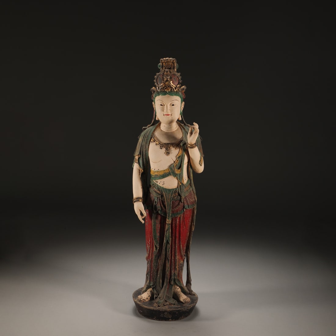 A camphor wood standing statue of the Free Guanyin from the Qing Dynasty: A camphor wood finely painted standing statue of the Free Guanyin from the Qing Dynasty Size: H:57cm W:16.5cm W: 1.85 kg (The Dimensions Of All Batches Are Manually Measured.If You Need More Detailed 