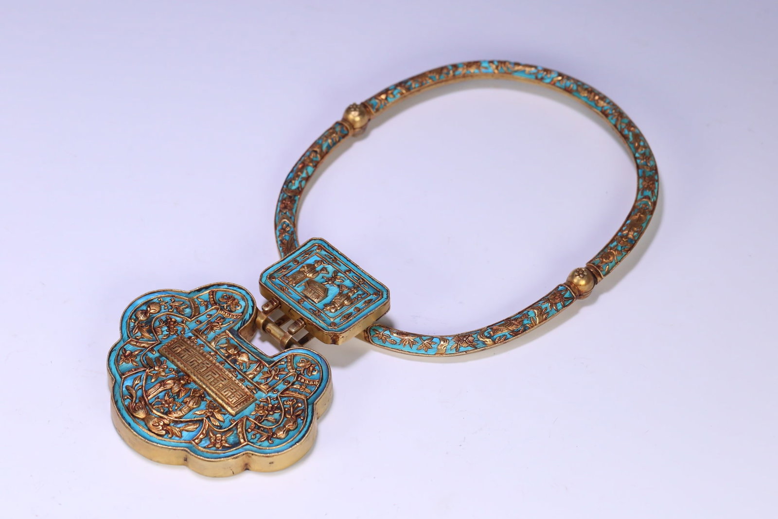 A Qing Dynasty pure silver gilded jade figure story lock: A Qing Dynasty pure silver gilded jade figure story lock Size:31cm16.5cm1.7 cm W: 0.2842 kg (The Dimensions Of All Batches Are Manually Measured.If You Need More Detailed Information, Please Contact O