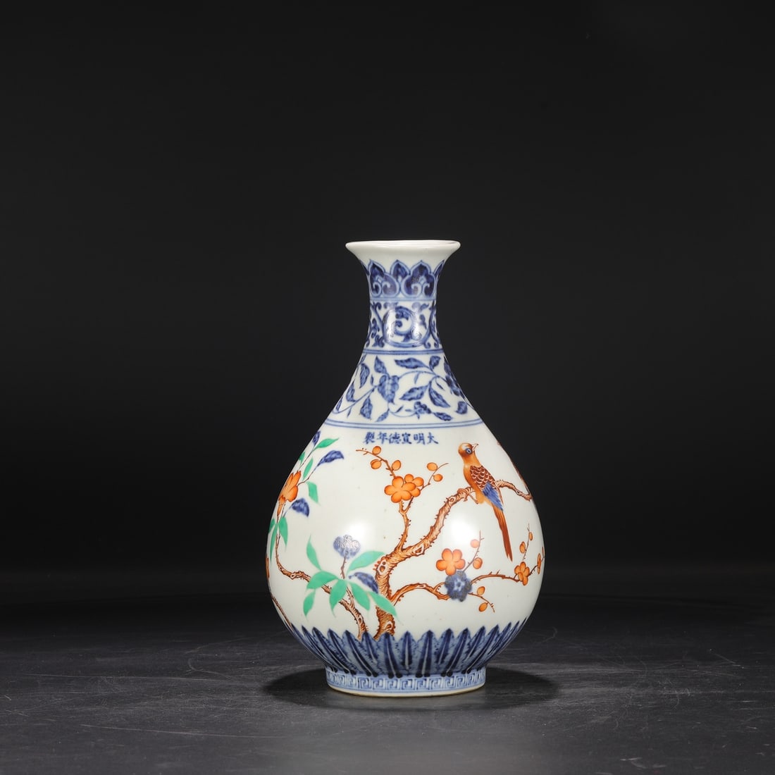 A large jade spring vase made in the Xuande period of the Ming Dynasty, featuring a large jade pot: A large jade spring bottle made in Ming Dynasty Xuande with five-color 'Xi Shang Qi' at the tip of the eyebrow Size: H: 32 cm Calibre: 8 cm Belly diameter: 19 cm (The Dimensions Of All Batches Are Man