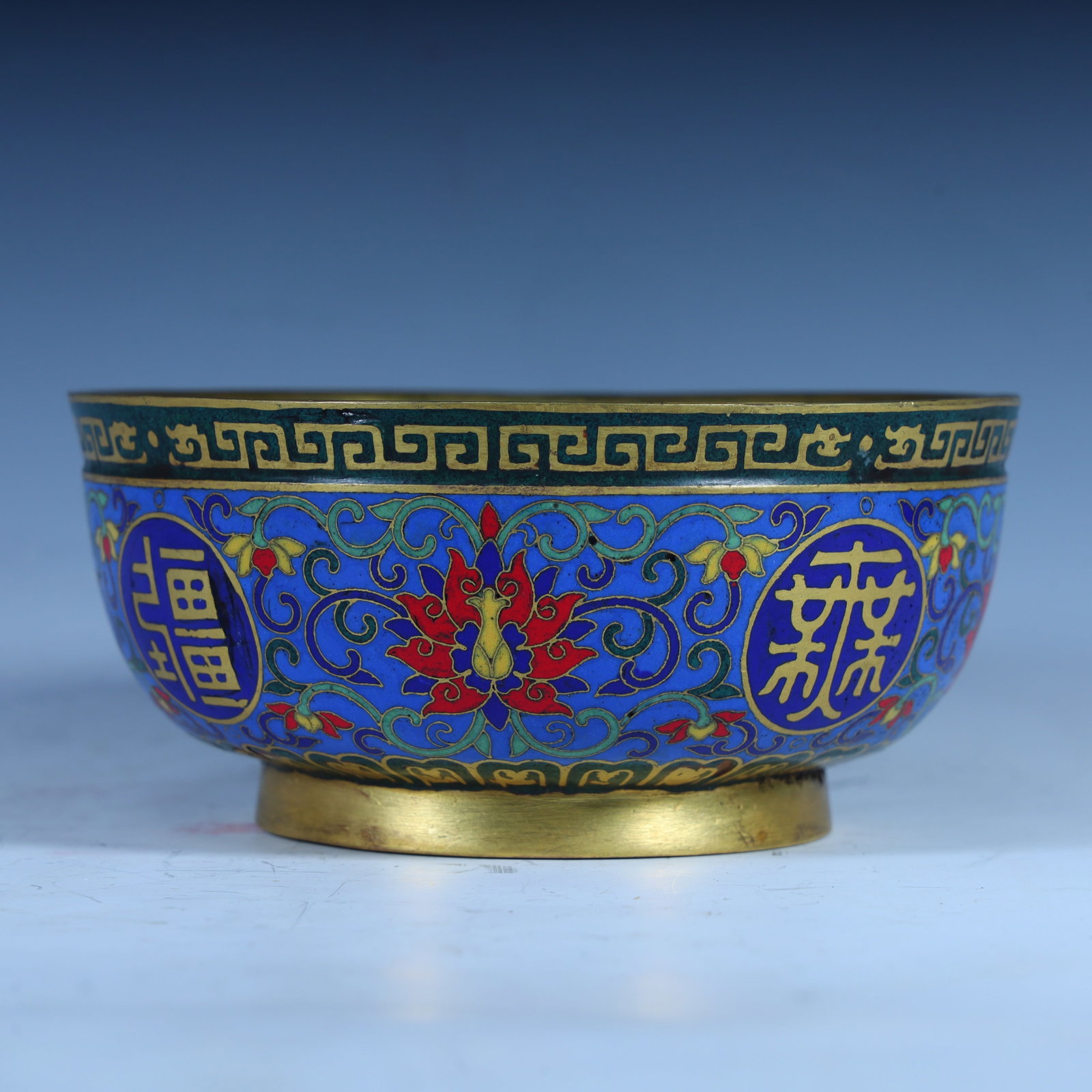 A copper gilt cloisonne Wanshou Wujiang bowl from the Qianlong period of the Qing Dynasty: A bronze gilt cloisonne Longevity Boundless bowl made during the Qianlong period of the Qing Dynasty Size:H:6.5cm L: 14.5cm W:4.5cm W:1074g (The Dimensions Of All Batches Are Manually Measured.If You 