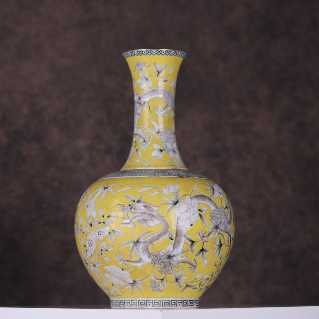 A yellow ground ink decorated appreciation vase with dragon-patterned patterns made during the: A yellow ground ink dragon-embroidered decorative vase made during the Guangxu period of the Qing Dynasty Size: H: 39cmW: 32cm (The Dimensions Of All Batches Are Manually Measured.If You Need More Det