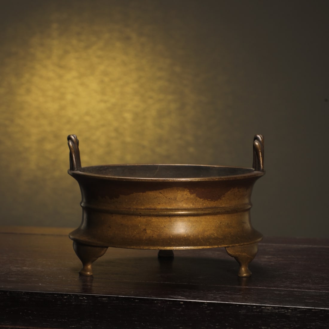 A Ming Dynasty finely cast bronze-bodied Suo'er stove: A finely cast bronze-bodied Suo'er furnace from the Ming Dynasty Size: H:9cm Calibre: 13.4cm W: 1 kg (The Dimensions Of All Batches Are Manually Measured.If You Need More Detailed Information, Please 