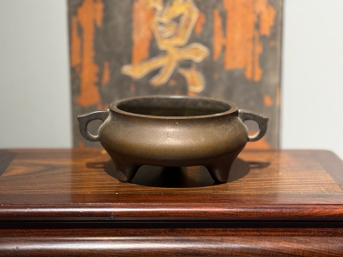A copper incense burner with a long ear made during the Xuande period of the Ming Dynasty: A bronze-pressed incense burner with ears made during the Xuande period of the Ming Dynasty Size: Calibre: 10.8cm H: 6cm W: 1.07 kg (The Dimensions Of All Batches Are Manually Measured.If You Need Mor