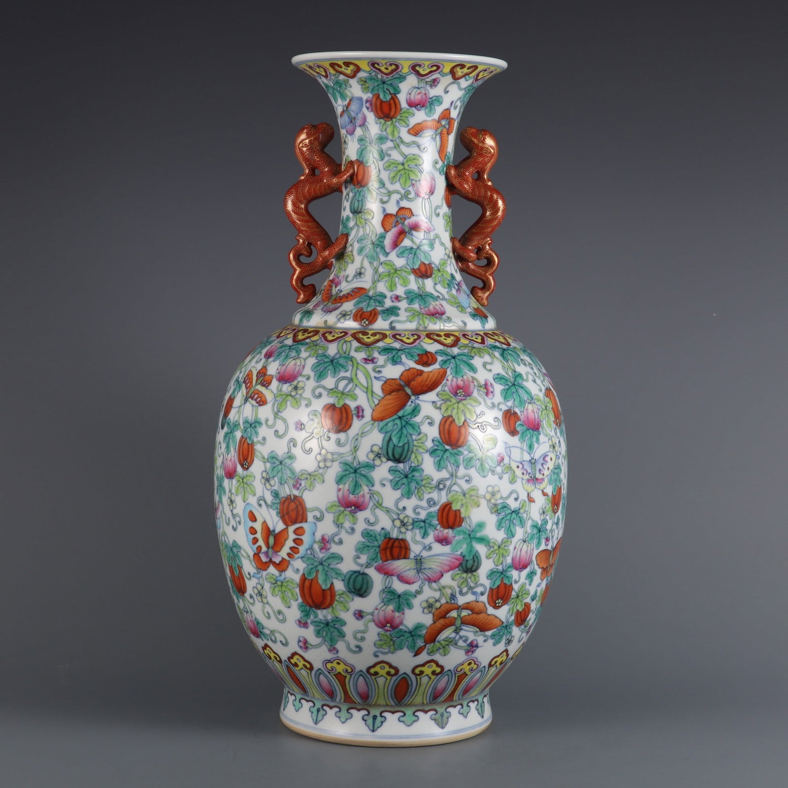 A double-glass dragon-handled vase made during the Qianlong period of the Qing Dynasty: A double-glass dragon-handled vase made during the Qianlong period of the Qing Dynasty, featuring colorful melons and butterflies Size: H: 42.8cmBelly diameter: 22cmCalibre: 13.6cm (The Dimensions Of 