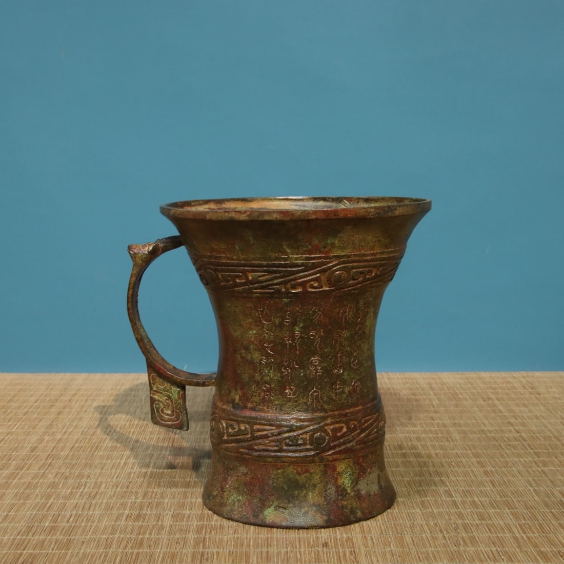 A beautiful bronze cup: Exquisite bronze cups Size: D: 16cm H: 19cm W: 2.1 kg (The Dimensions Of All Batches Are Manually Measured.If You Need More Detailed Information, Please Contact Our Customer Service Before Bidding.)