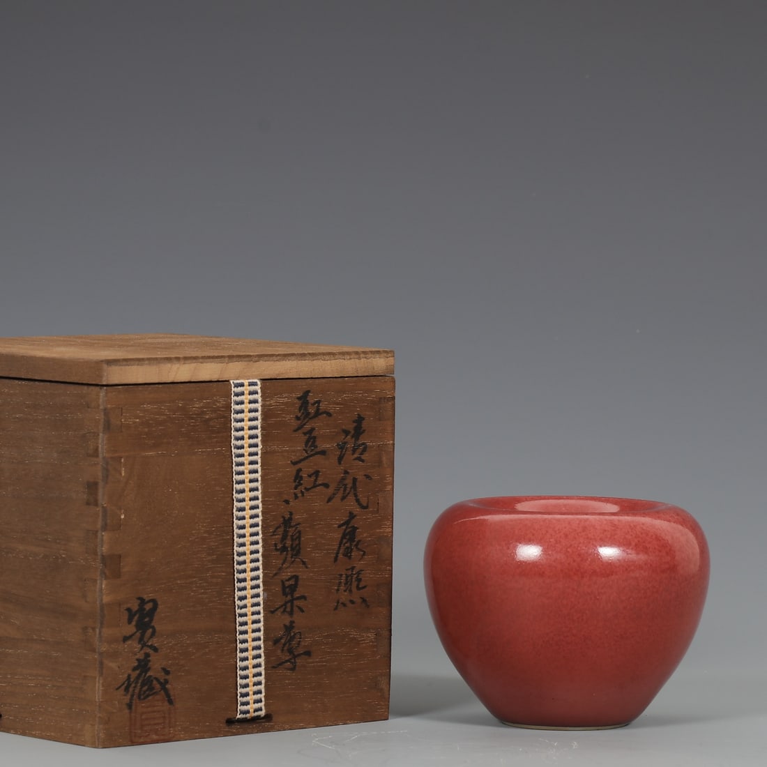 An Exquisite PeachBloom-Glazed Vase: An Exquisite PeachBloom-Glazed Vase Qing Dynasty, China Kangxi Six-character Mark Size:8cmx10.5cm (The Dimensions Of All Batches Are Manually Measured.If You Need More Detailed Information, Please Con