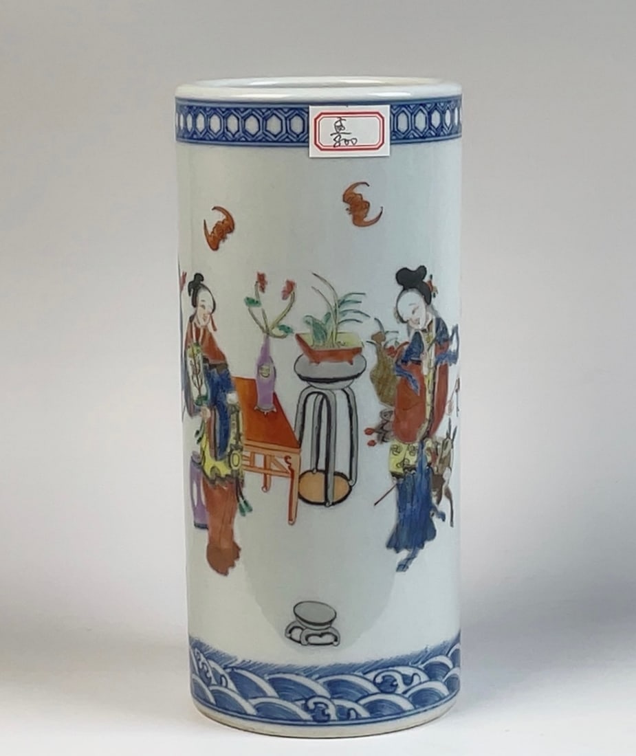 An Exquisite Famille-Rose Character and Story Pattern Brush Pot: An Exquisite Famille-Rose Character and Story Pattern Brush Pot Qing Dynasty, China Tongzhi Six-character Mark Size:20.2cmx9cm (The Dimensions Of All Batches Are Manually Measured.If You Need More Det