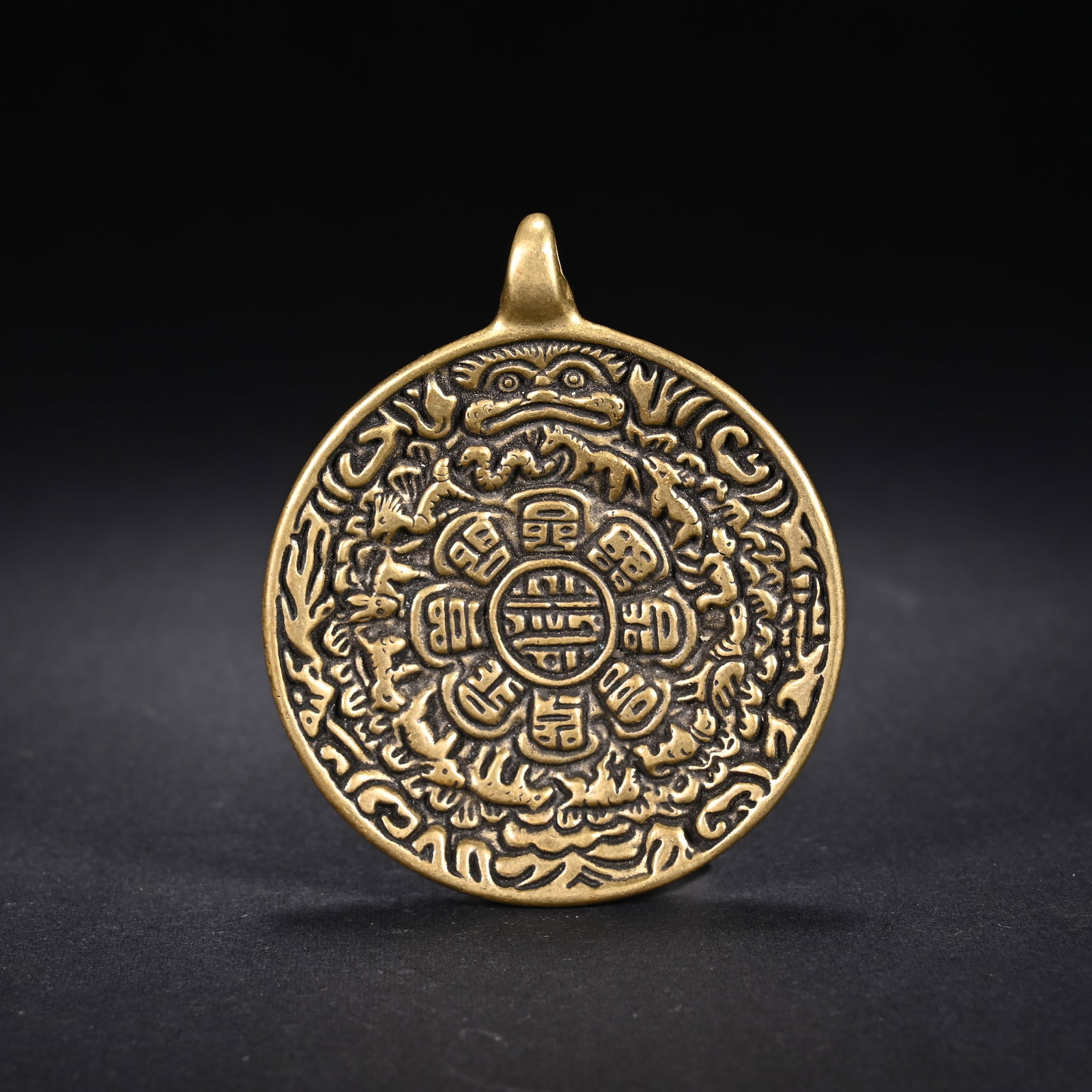 An Exquisite Bronze Trigram Pattern Pendant: An Exquisite Bronze Trigram Pattern Pendant,Qing Dynasty, China,Size:5cmx6cm,Weight:40g (The Dimensions Of All Batches Are Manually Measured.If You Need More Detailed Information, Please Contact Our C