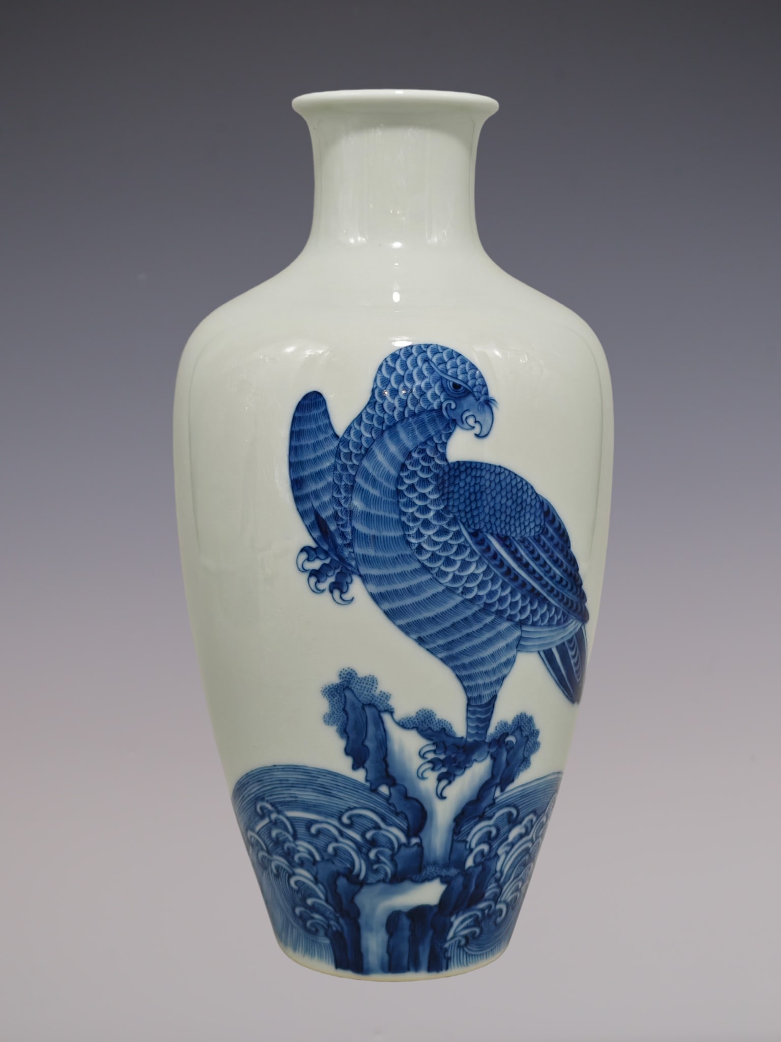 An Exquisite Blue and White Eagle Pattern Vase: An Exquisite Blue and White Eagle Pattern Vase Qing Dynasty, China Size:28.5cmx15cm (The Dimensions Of All Batches Are Manually Measured.If You Need More Detailed Information, Please Contact Our Custo