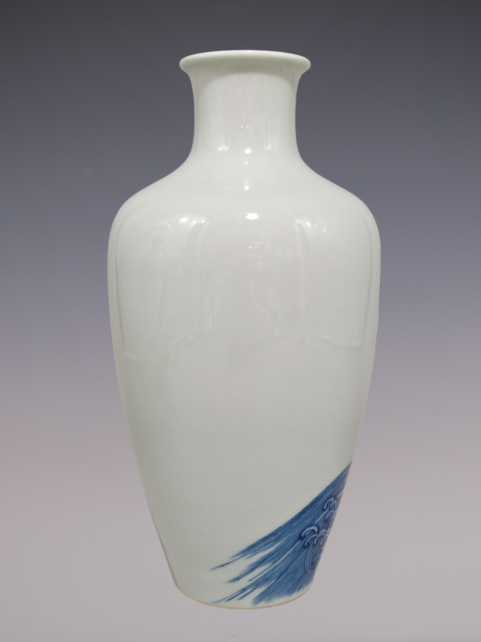 An Exquisite Blue and White Eagle Pattern Vase - 2
