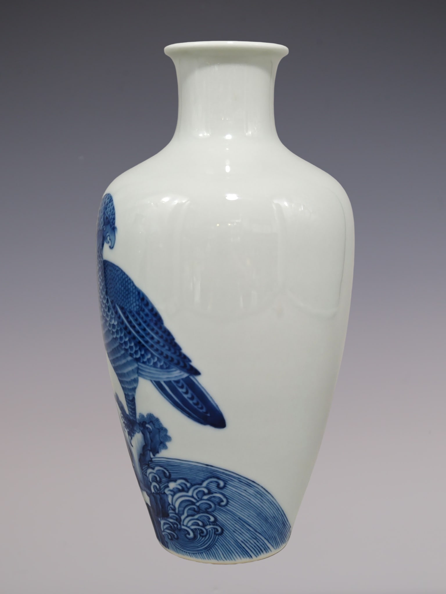 An Exquisite Blue and White Eagle Pattern Vase - 3