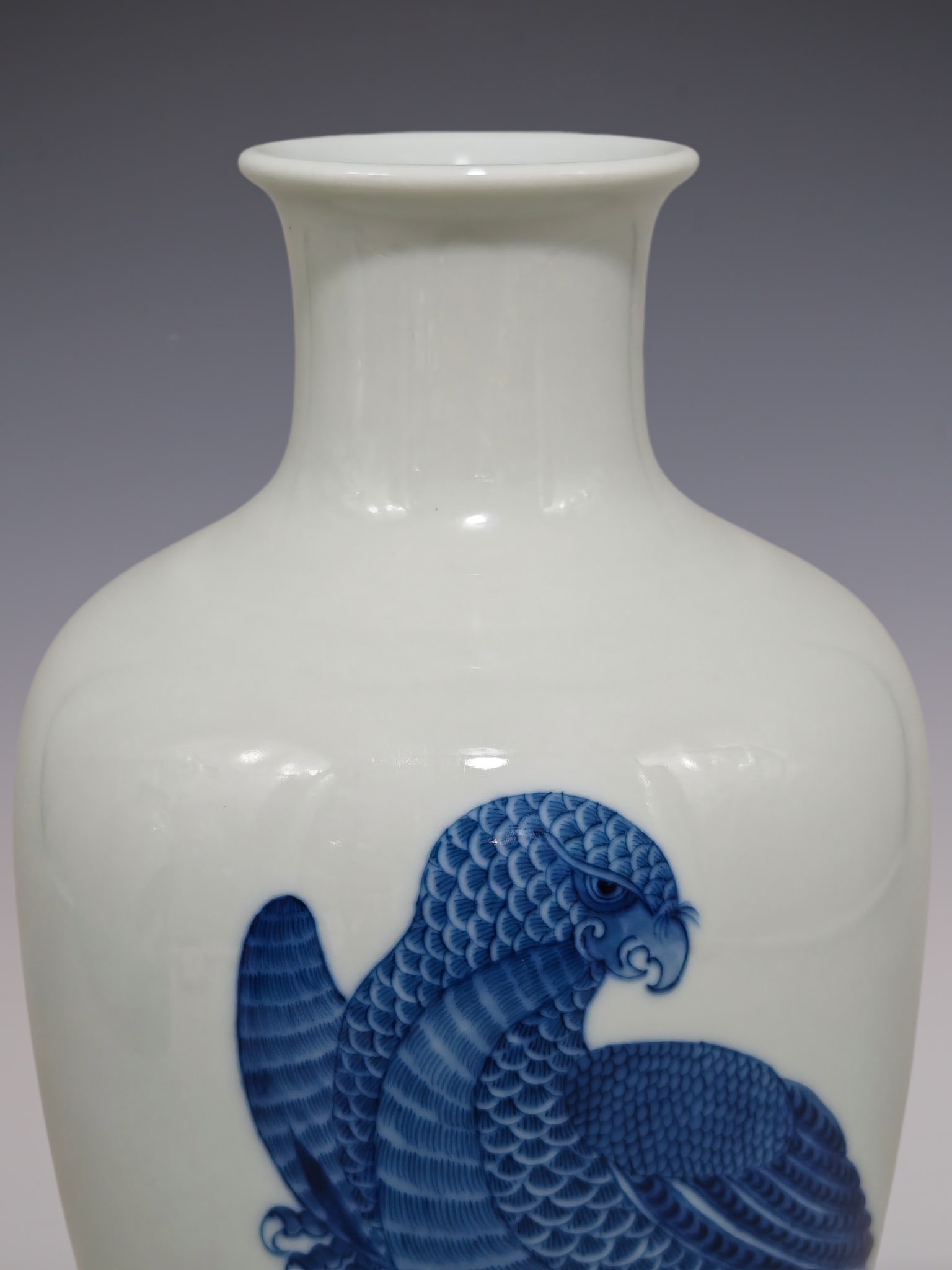 An Exquisite Blue and White Eagle Pattern Vase - 4