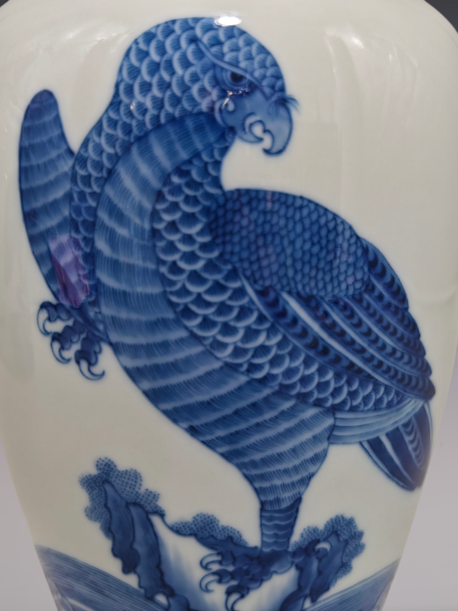 An Exquisite Blue and White Eagle Pattern Vase - 5