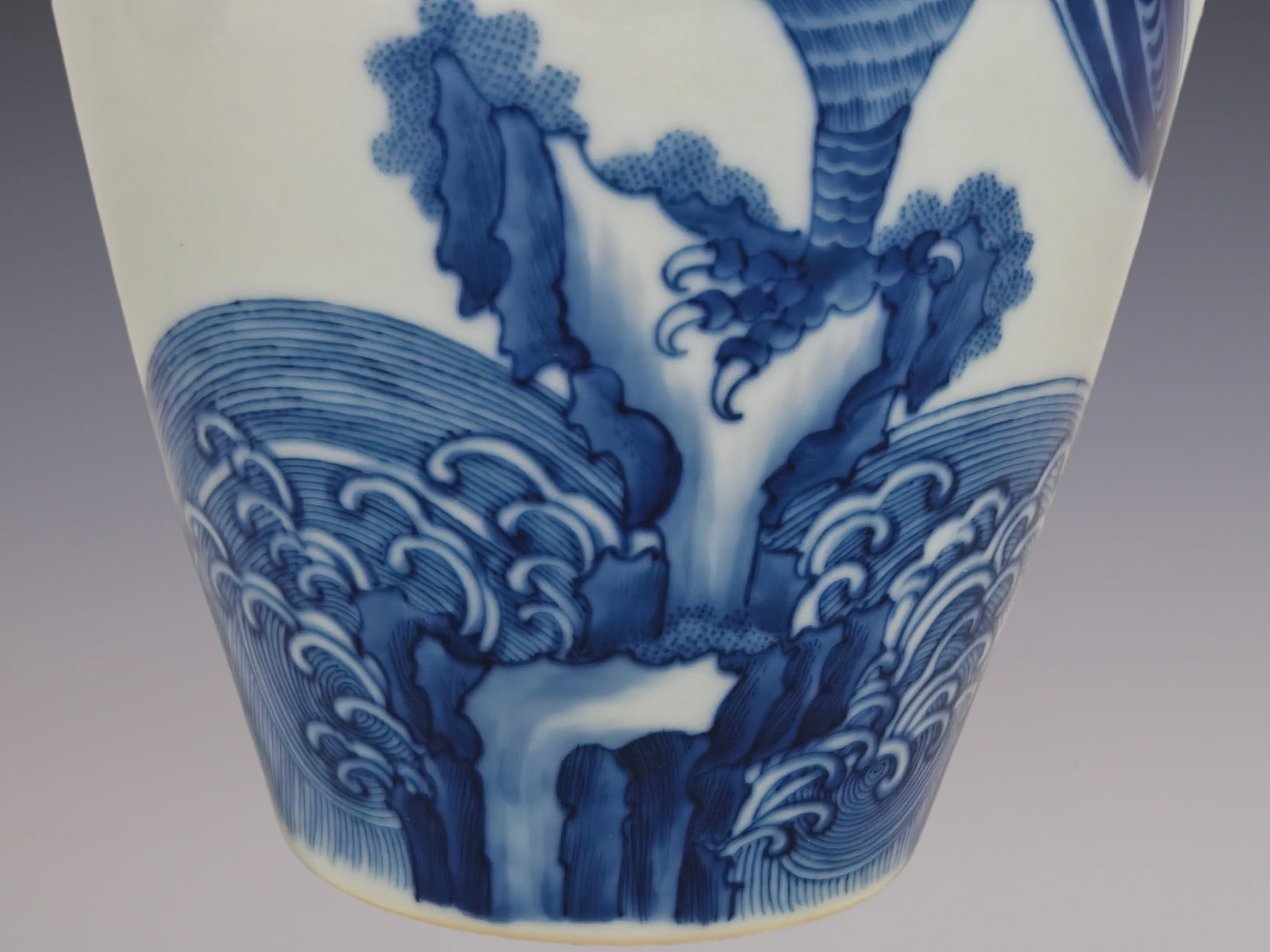 An Exquisite Blue and White Eagle Pattern Vase - 6