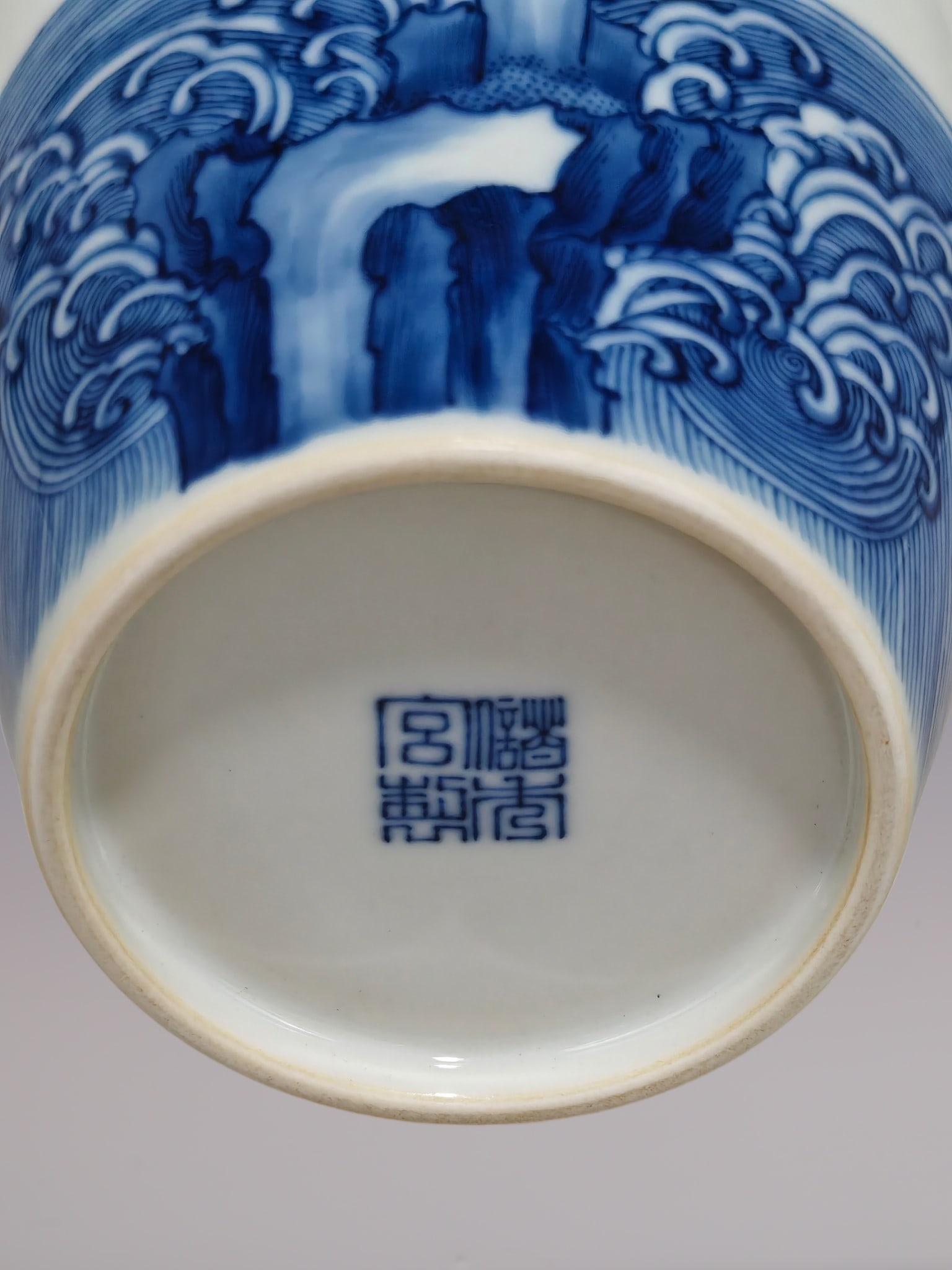 An Exquisite Blue and White Eagle Pattern Vase - 8