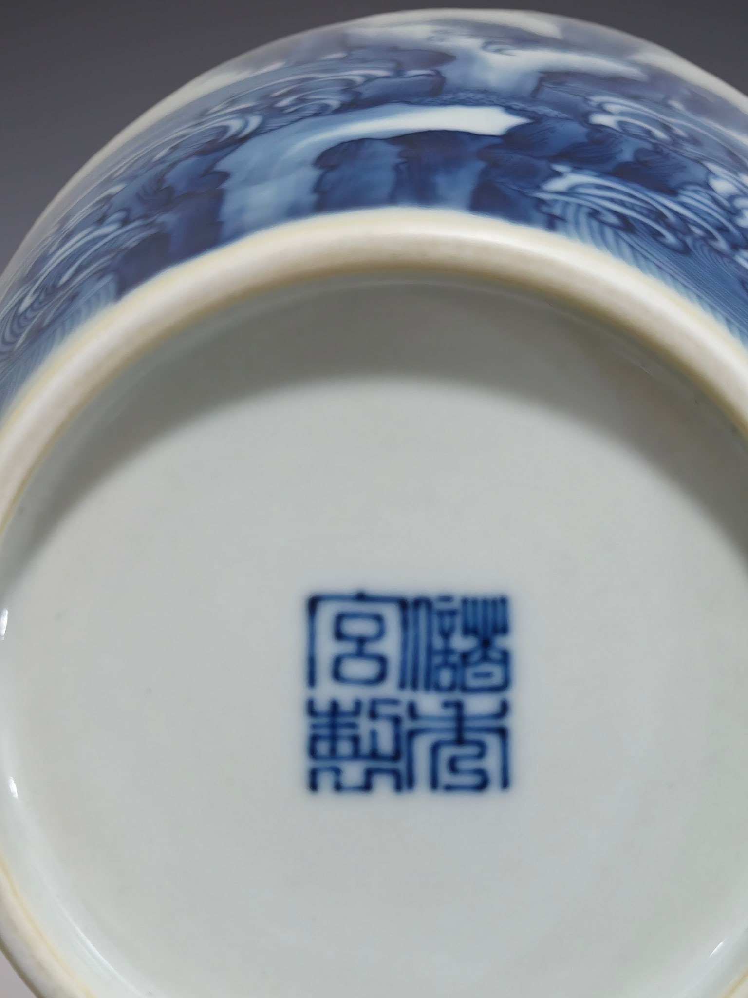 An Exquisite Blue and White Eagle Pattern Vase - 9