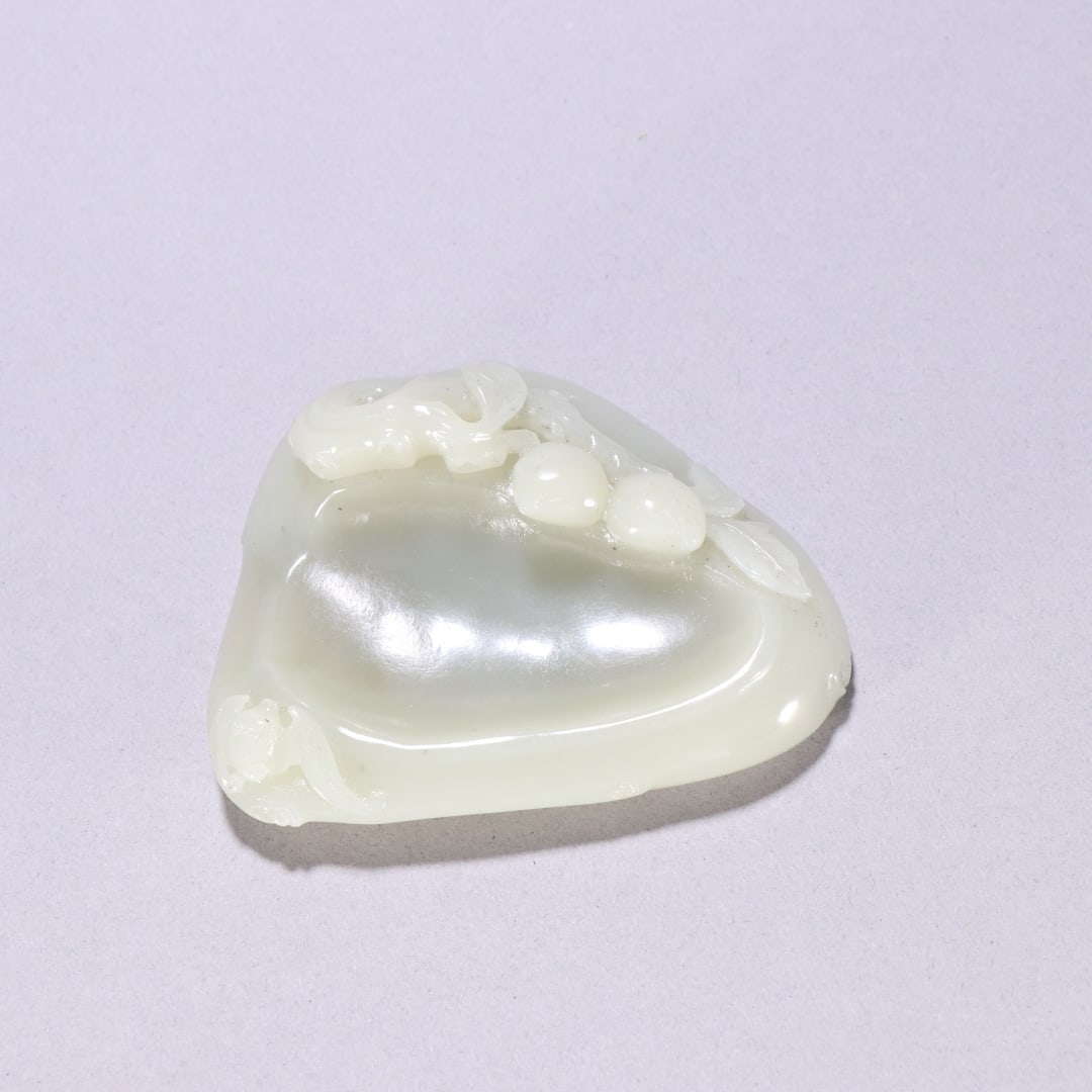 A Qing Dynasty Hetian jade with a double brush of fortune and longevity: Qing Dynasty Hetian jade Fushou double brush licking Size: H:2.6cmW:8.5cm6.6cm W:0.1531kg (The Dimensions Of All Batches Are Manually Measured.If You Need More Detailed Information, Please Contact Our