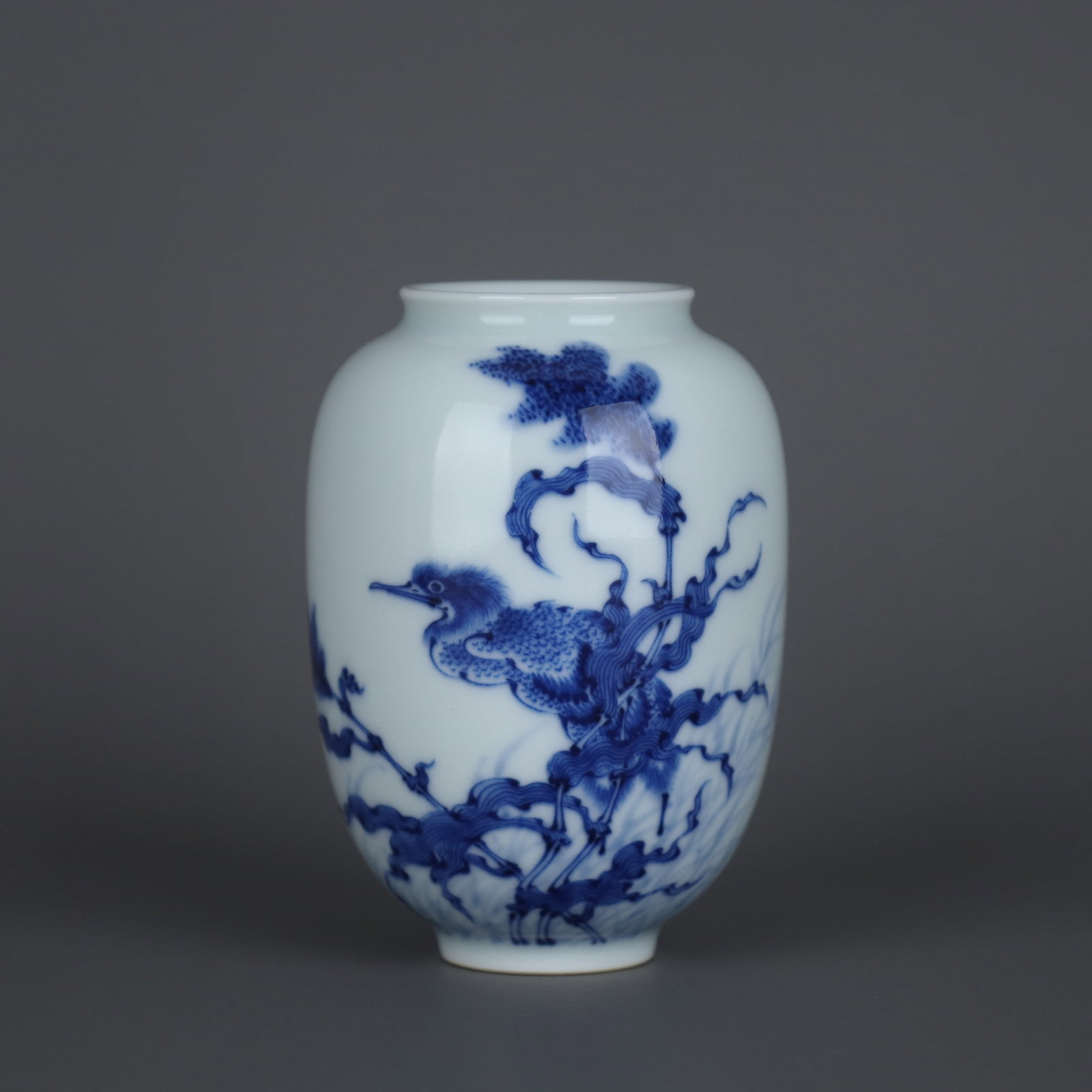 A Wang Bu blue-and-white lantern vase with reed and wild goose patterns from the Republic of China: Wang Bu blue and white lantern vase with reed and wild goose patterns from the Republic of China period Size:H:8.5cm Belly diameter:6cm (The Dimensions Of All Batches Are Manually Measured.If You Need