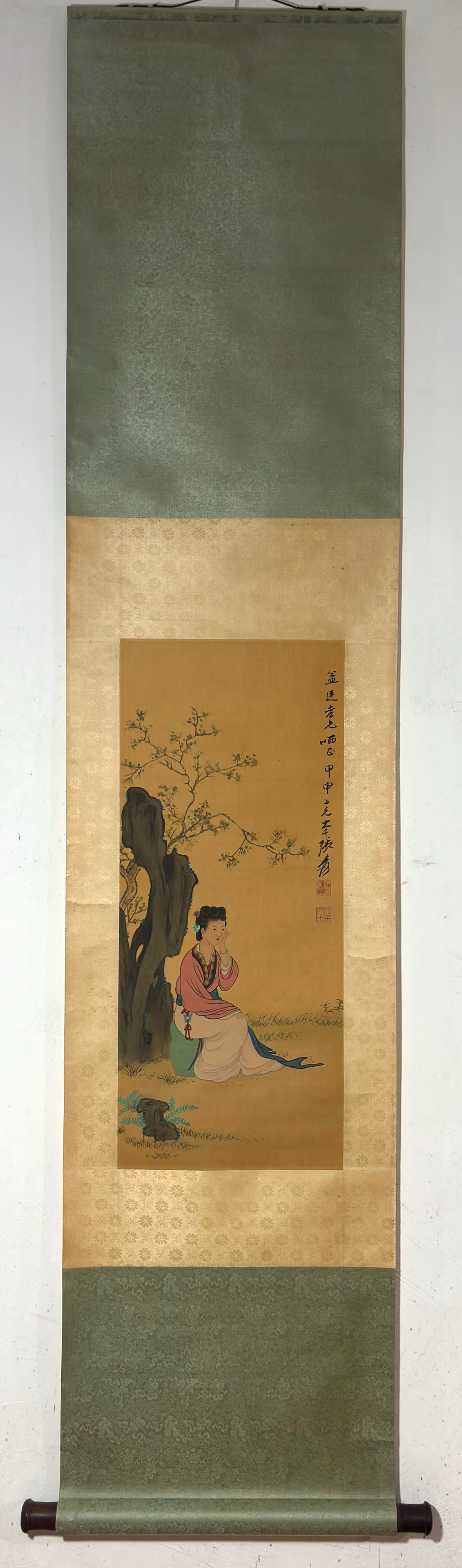 A hanging scroll silk painting of Zhang Daqian's portrait of a lady: Zhang Daqian's Portrait of Ladies on Hanging Scroll Silk Size:Flower core:68.5x29cm (The Dimensions Of All Batches Are Manually Measured.If You Need More Detailed Information, Please Contact Our Custo