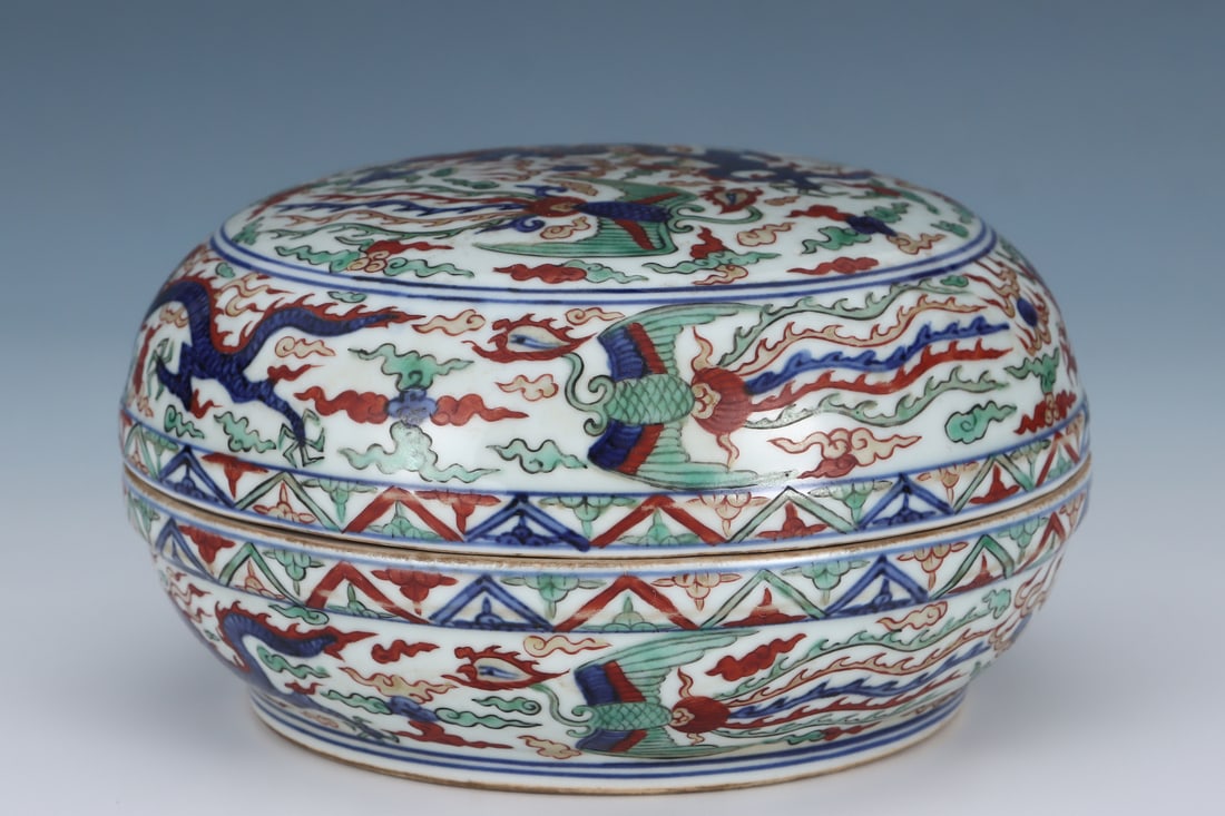 A Ming Dynasty Wanli period box with a multicolored dragon and phoenix pattern: A multicolored dragon and phoenix patterned lid box made during the Wanli period of the Ming Dynasty Size: H: 9.5 cmBelly diameter: 17.3 cm (The Dimensions Of All Batches Are Manually Measured.If You 