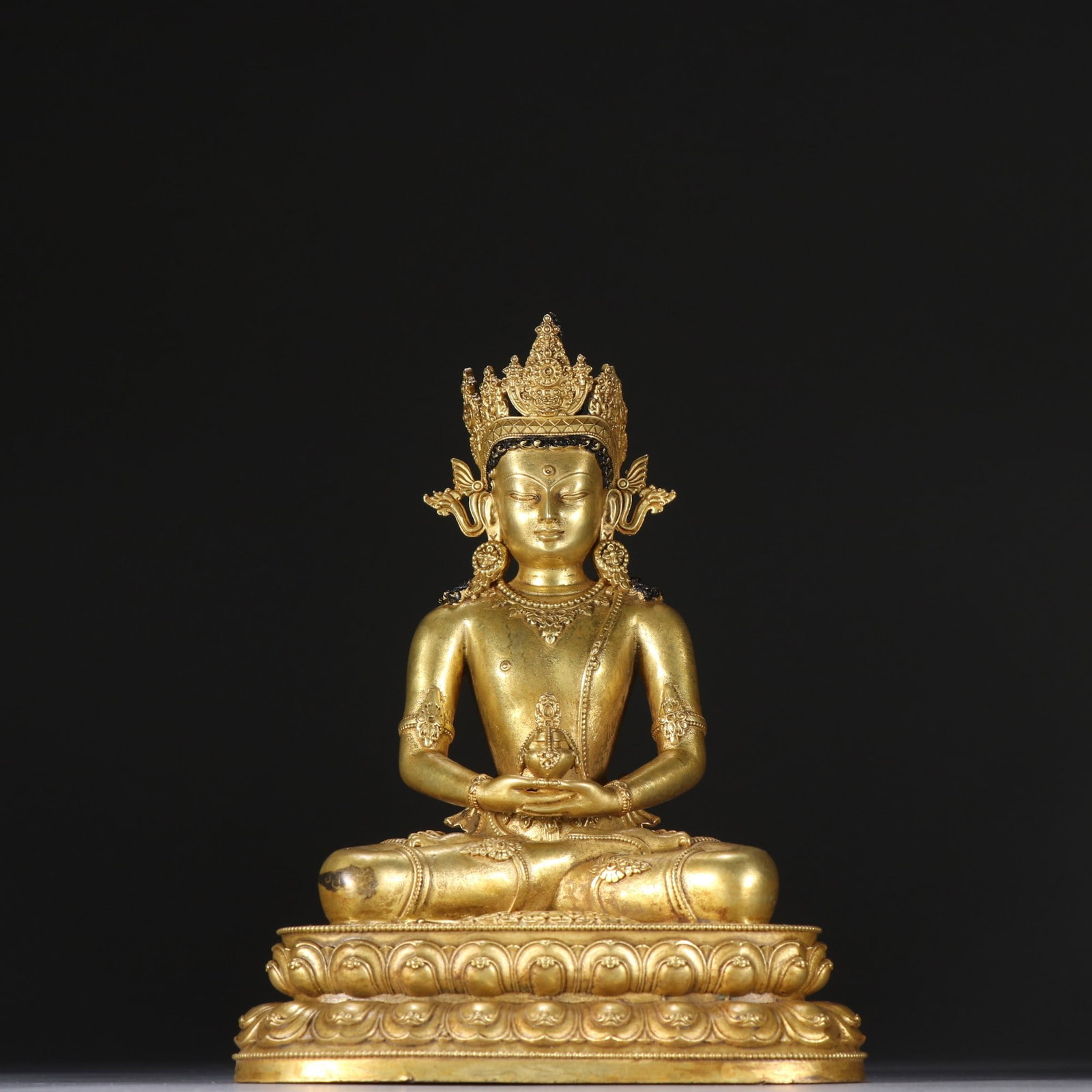 A Qing Dynasty gilt bronze statue of Amitayus Buddha: A gilt bronze statue of Amitayus Buddha from the Qing Dynasty Size: H:15cmW:11.5cm W:0.9568kg (The Dimensions Of All Batches Are Manually Measured.If You Need More Detailed Information, Please Contact