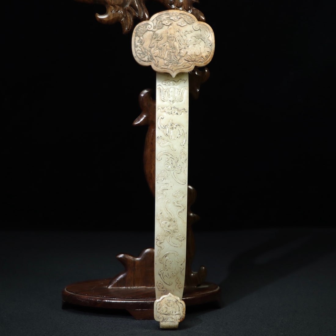 A beautiful Hetian jade ruyi: Exquisite Hetian jade ruyi scepter Size: (The Dimensions Of All Batches Are Manually Measured.If You Need More Detailed Information, Please Contact Our Customer Service Before Bidding.)