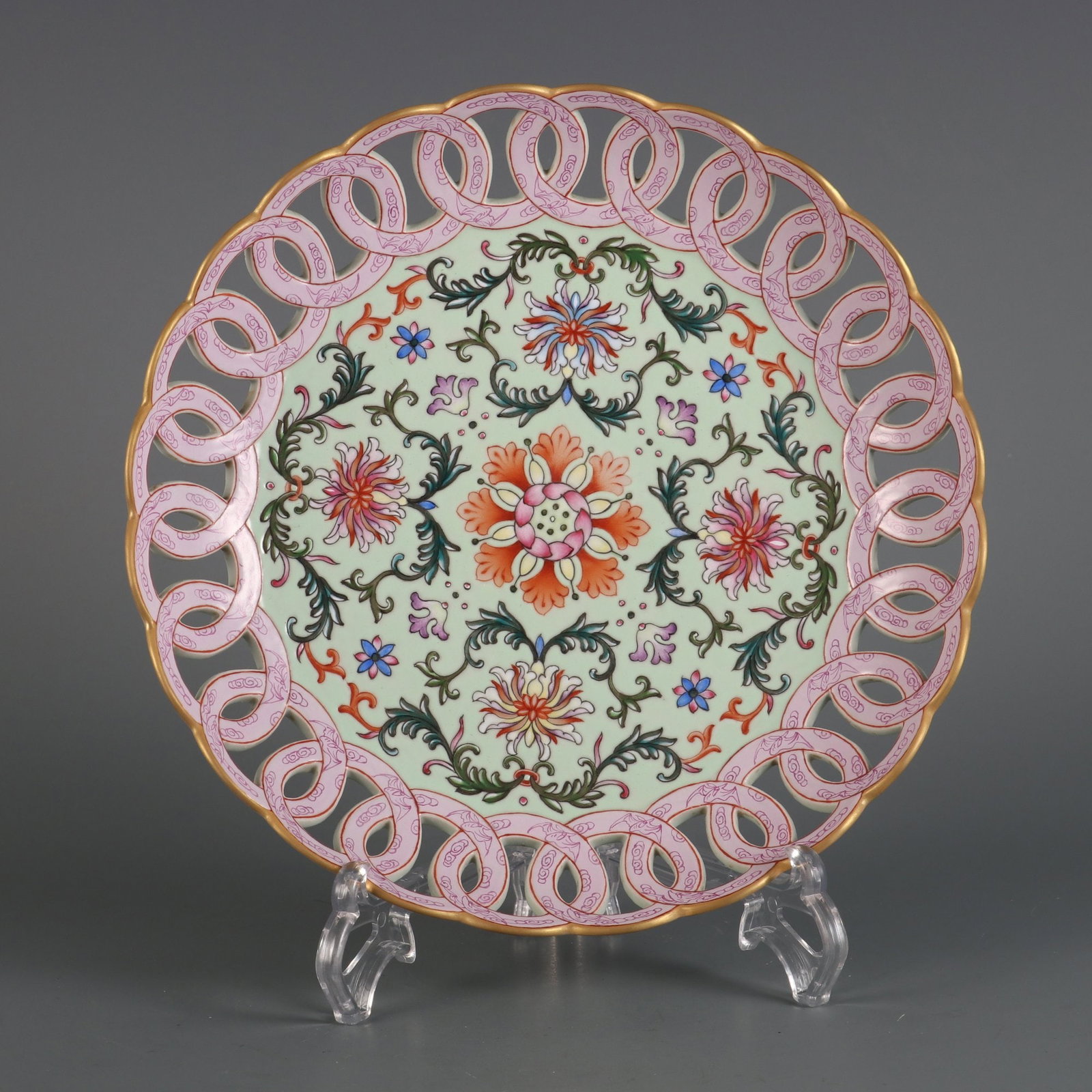 A Qing Dynasty green famille rose carved with passionflower pattern hollow plate: A Qing Dynasty green famille rose carved plate with passion flower lotus pattern Size:H:4.6cm Calibre:22.6cm (The Dimensions Of All Batches Are Manually Measured.If You Need More Detailed Information,