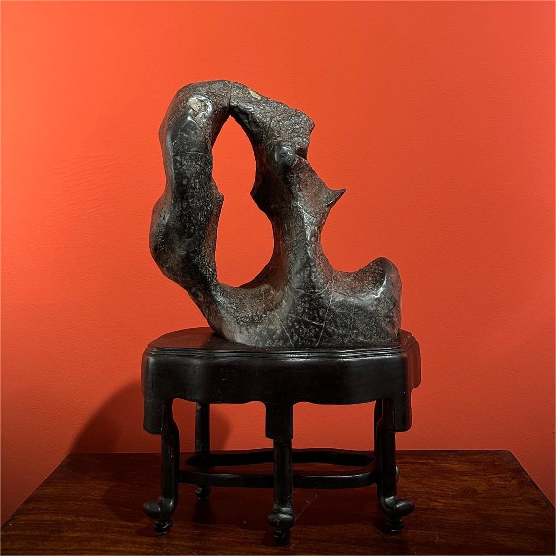 A beautiful piece of Taihu stone: Exquisite Taihu stones Size:H:41cm W:25cm T:13cm (The Dimensions Of All Batches Are Manually Measured.If You Need More Detailed Information, Please Contact Our Customer Service Before Bidding.)