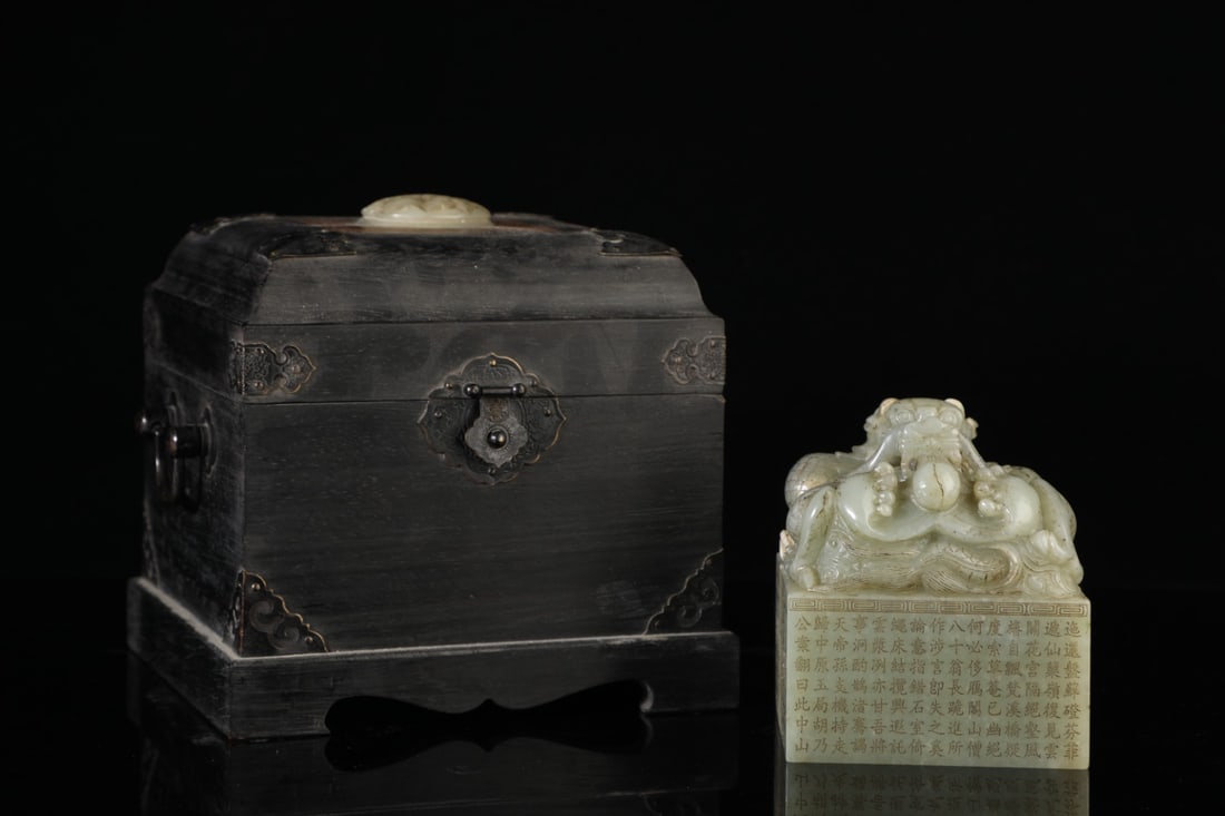 A Qing Dynasty Hetian jade seal with a dragon spouting pearl knob, poetry seal, and a rosewood box: Qing Dynasty Hetian jade seal with a dragon spouting pearl knob, poetic seal, and a zitan wooden box inlaid with jade pieces Size:11.5x10x9.5cm W:2.411kg (The Dimensions Of All Batches Are Manually Me