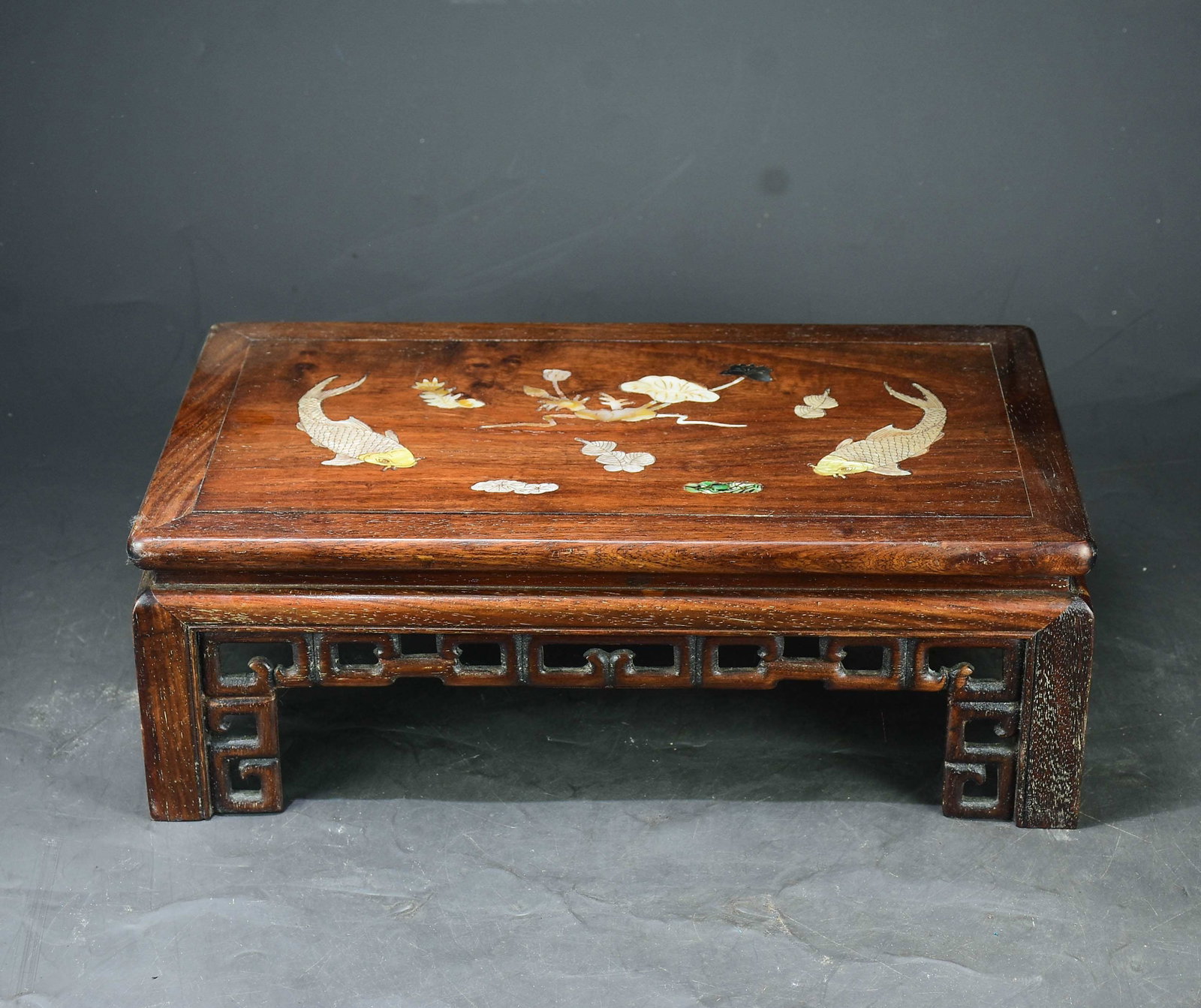 A delicate small table made of rosewood hollowed-out carved with shells, with surplus for years (1 of 8)
