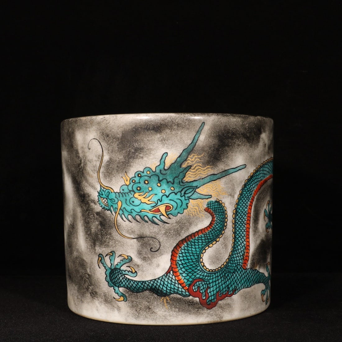 A brush pot with green glaze dragon patterns made during the Yongzheng period of the Qing Dynasty: A brush pot with ink and green glaze dragon motif, made during the Yongzheng period of the Qing Dynasty Size:H:16cm D:18.3cm (The Dimensions Of All Batches Are Manually Measured.If You Need More Detai